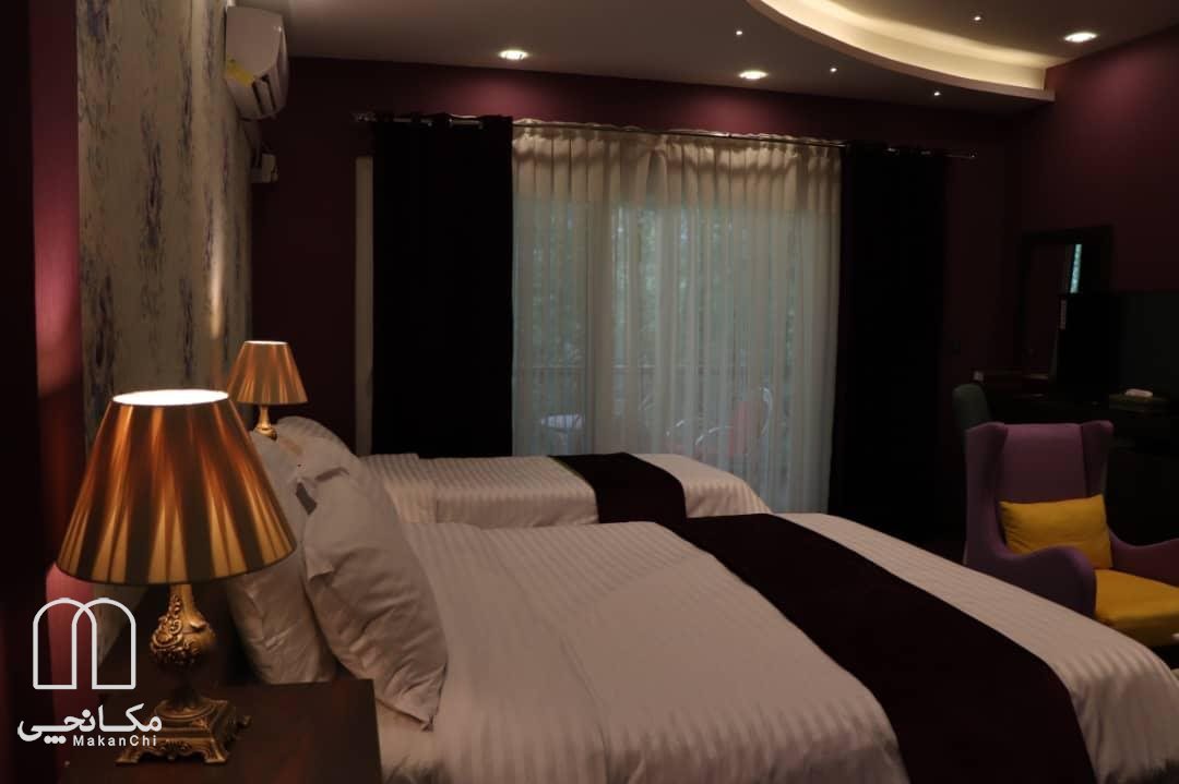 هتل تنکا در جنگل‌های سه هزار تنکابن