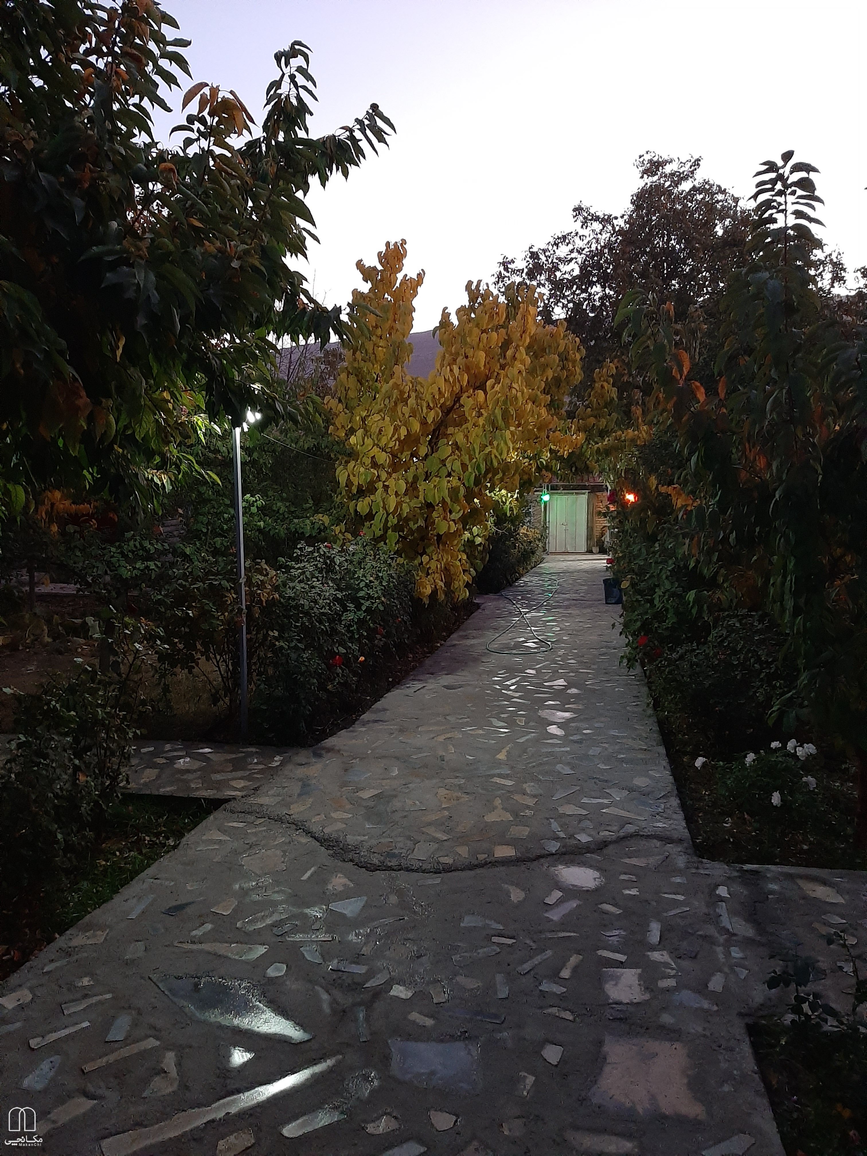 اقامتگاه بومگردی باغ آلبالو فیل‌ آباد