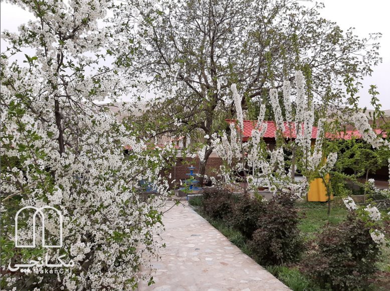 اقامتگاه بومگردی باغ آلبالو فیل‌ آباد