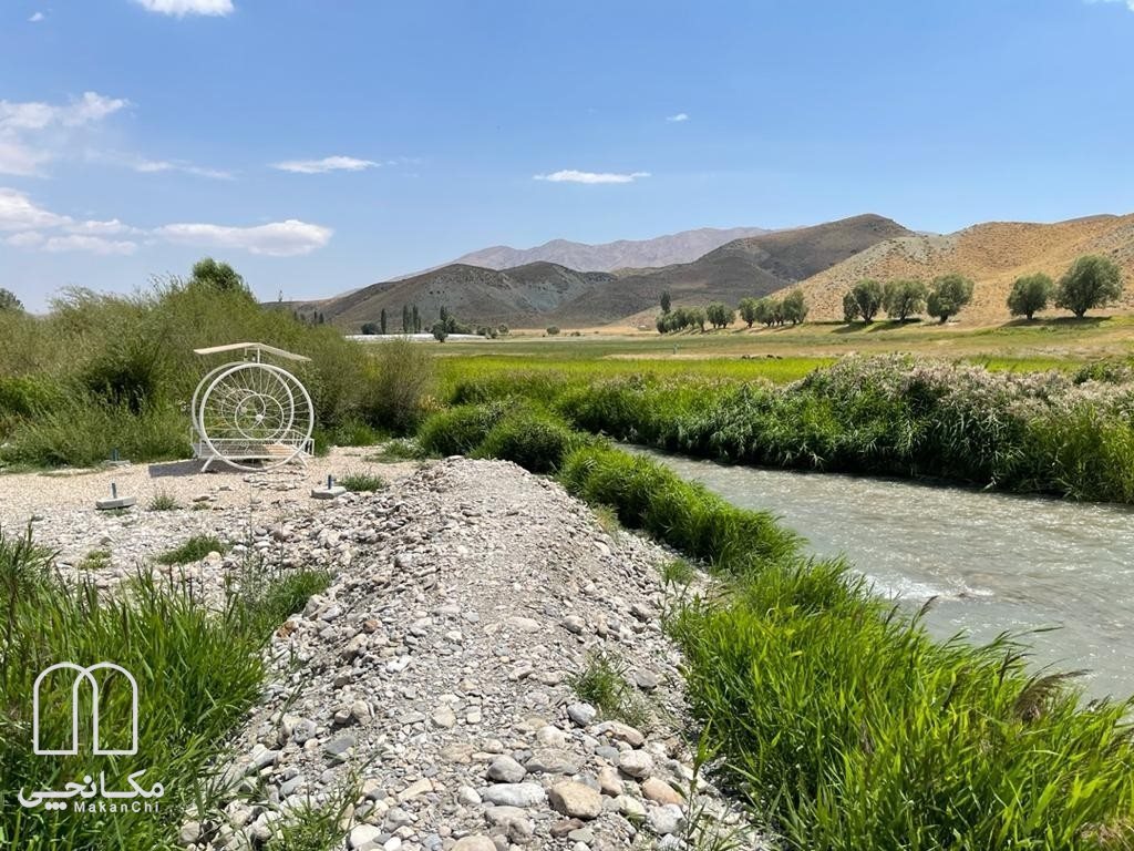 کلبه چوبی با چشم انداز رودخانه