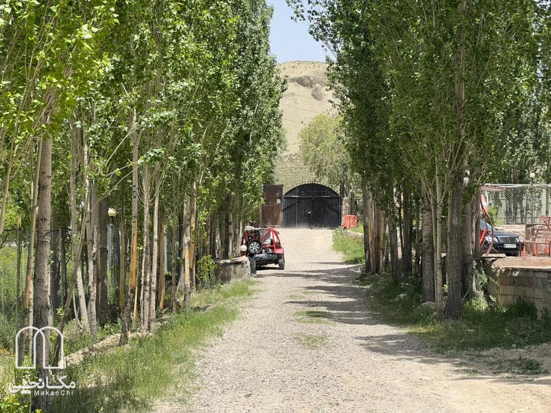 کلبه چوبی با چشم انداز رودخانه