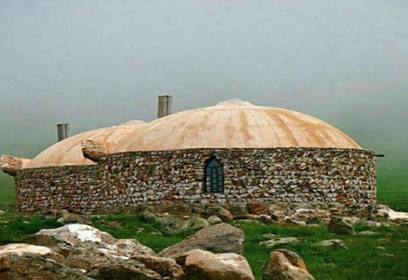 اکوکمپ عشایری دورنا مشگین شهر: خانه‌ ای به سبک هابیت‌ ها در دامنه سبلان