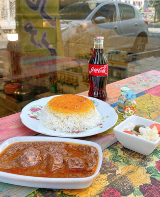 غذا و تخصص‌ های کافه رستوران مام