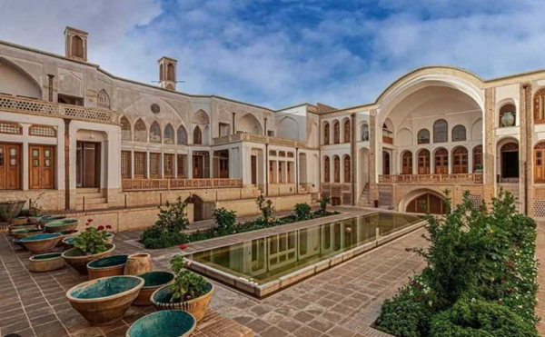 ترکیب تاریخ و طعم در فضای دلنشین کافه رستوران خانه منوچهری