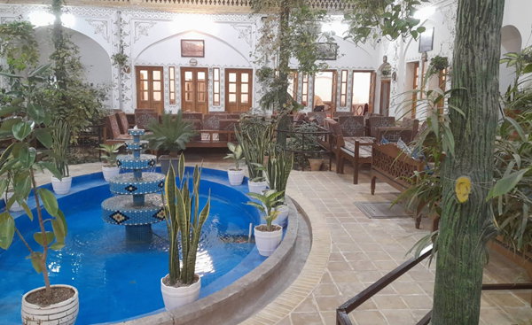 معماری زیبا و نورپردازی چشم‌ نواز سفره‌ خانه سنتی مظفری