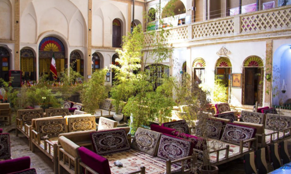 فضای سنتی و تاریخی رستوران سنتی عباسی