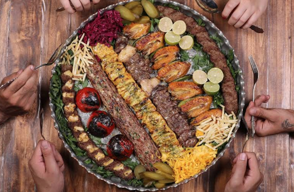 منوی متنوع با غذاهای ترکیبی رستوران باغ بهشت کاشان