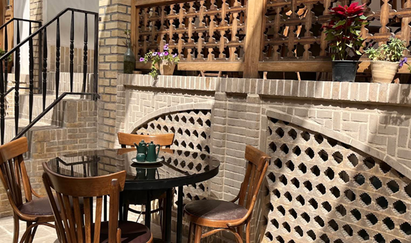 محیطی سنتی و آرام با حال‌ و هوای نوستالژیک در کافه رستوران مرشدی