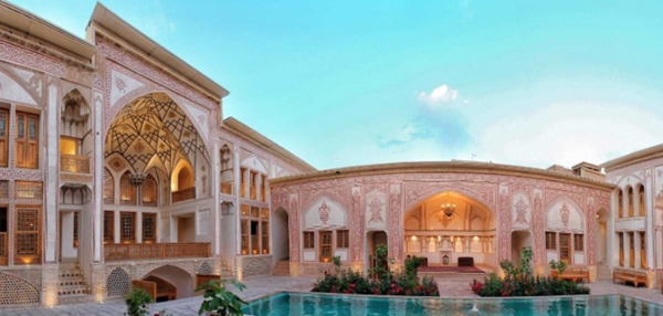 معماری باشکوه قاجاری در فضای لوکس رستوران مهینستان راهب