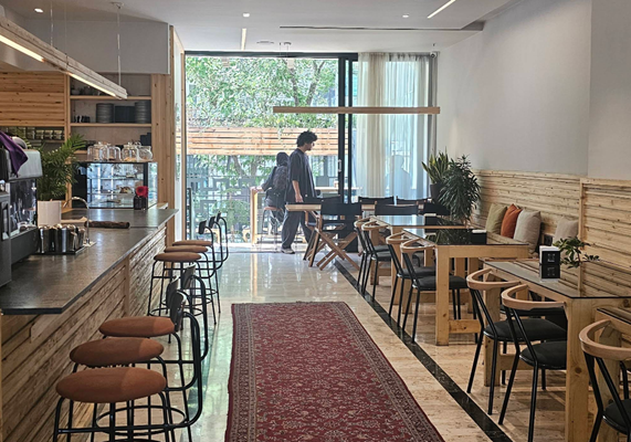 موقعیت مکانی، ساعات کاری و فضای داخلی کافه مانجای تهران