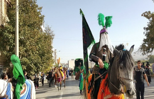 رژه سواران اسب در همدان: تعزیه‌ ای زنده