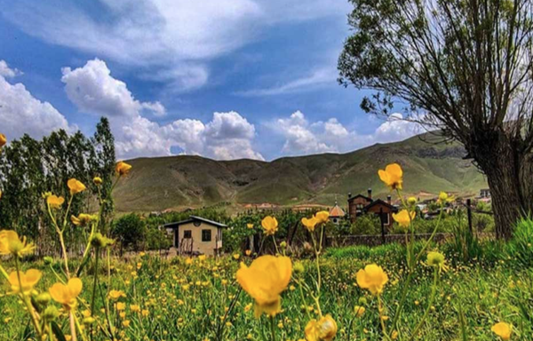 روستای آینه ورزان (دماوند): آبشار و قلعه تاریخی