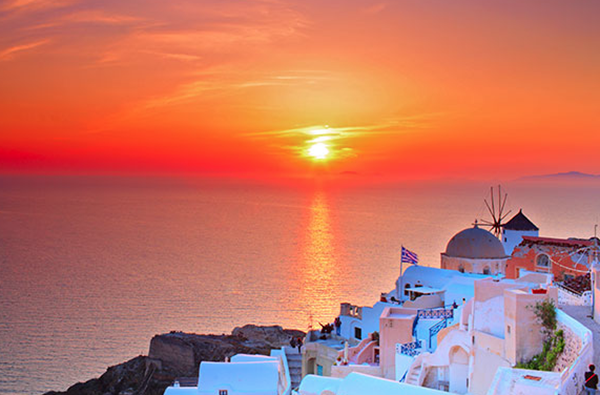 تماشای غروب خیره‌ کننده در اویا (Oia)