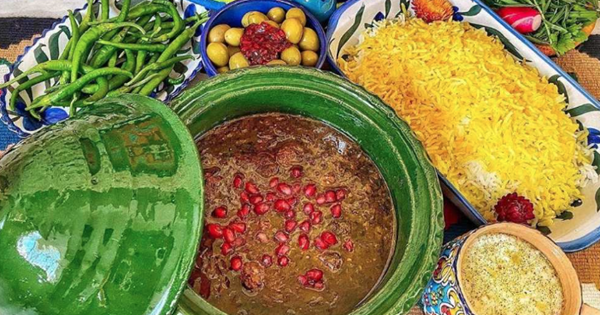 تابلوی آشپزی پر جنب و جوش رشت