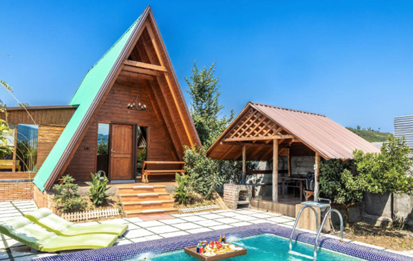 کلبه‌ های سوئیسی و ویلاهای جنگلی: ترند جکوزی و استخر آبگرم