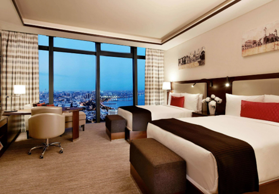 هتل فیرمونت باکو (Fairmont Baku Flame Towers): اقامتگاه نمادین با چشم‌ انداز تاریخ و دریا