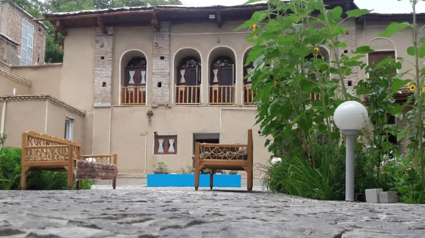 اقامتگاه بومگردی دیرا: تخصص در تجربه پاییزی و غذاهای محلی