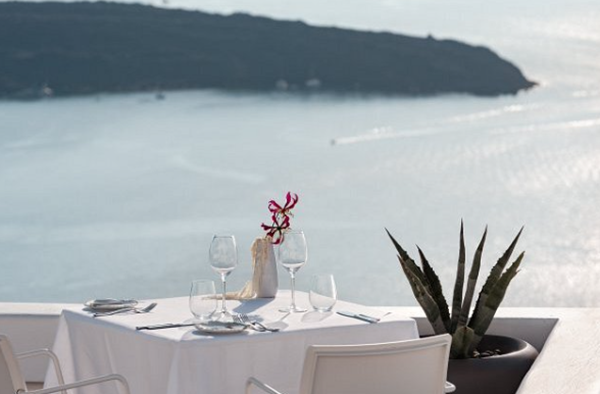 رستوران وارولکو: تقاطع طعم&zwnj; های مدیترانه&zwnj; ای در سانتورینی