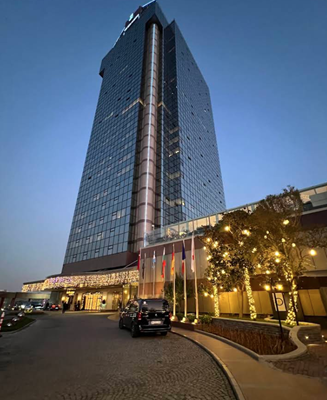 هتل ریتز کارلتون؛ نمای پانورامیک از فراز آسمان