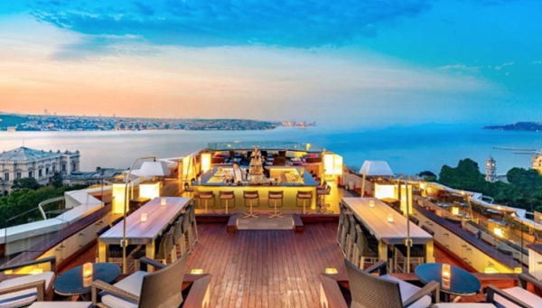 رستوران ۱۶ روف؛ نگین شب&zwnj; های بهاری